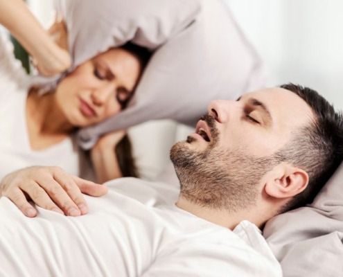 Mann hat Schlafapnoe