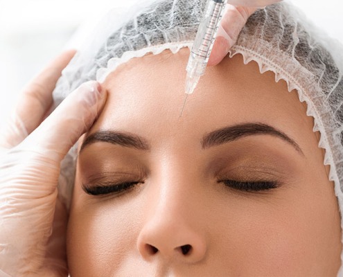 eine Person, die eine Botox-Injektion bekommt