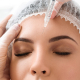 eine Person, die eine Botox-Injektion bekommt