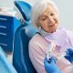 Nervlateralisation wird Patientin erklärt