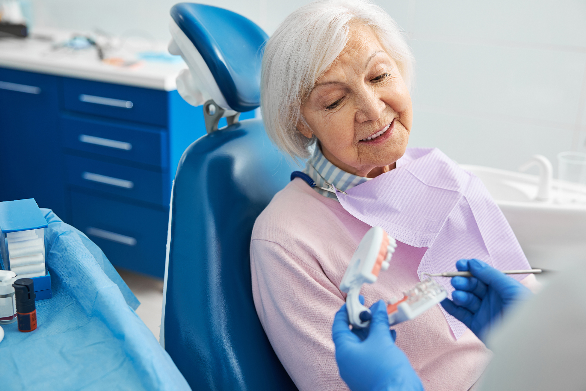 Nervlateralisation wird Patientin erklärt