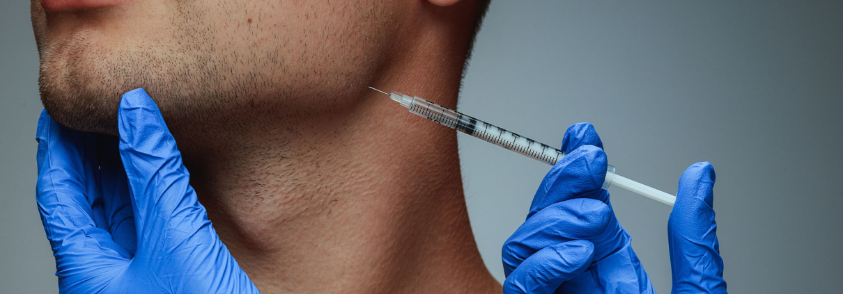 Mann bekommt Botox ins Kinn gespritzt