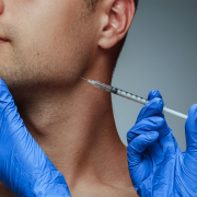 botox-im-kinn Mann bekommt Botox ins Kinn gespritzt